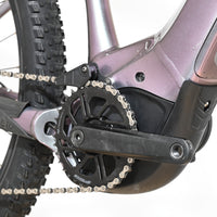 Gros plan sur le moteur électrique et le pédalier du vélo Giant Liv Vall E+2 violet de Loop Sports