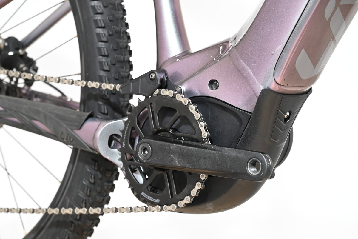 Gros plan sur le moteur électrique et le pédalier du vélo Giant Liv Vall E+2 violet de Loop Sports