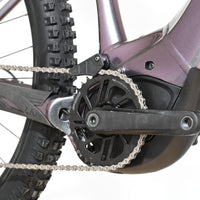 Gros plan sur le moteur et le pédalier du vélo électrique Loop Sports Giant Liv Vall E+2 violet