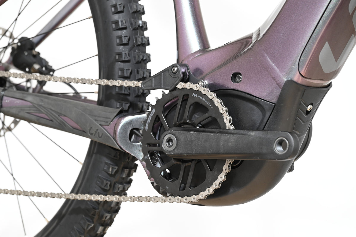 Gros plan sur le moteur et le pédalier du vélo électrique Loop Sports Giant Liv Vall E+2 violet