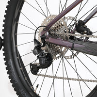 Gros plan sur la transmission Shimano Deore et la roue arrière du vélo électrique Loop Sports Giant Liv Vall E+2