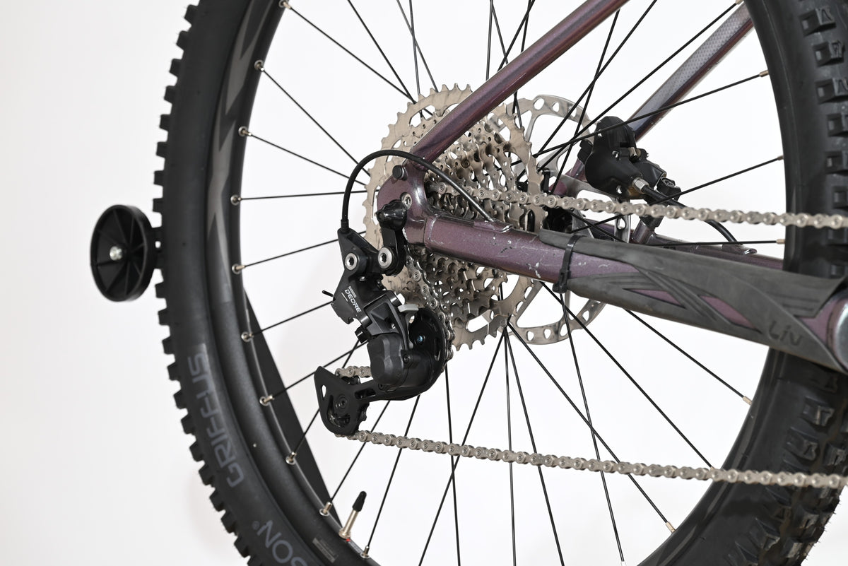 Gros plan sur la transmission Shimano Deore et la roue arrière du vélo électrique Loop Sports Giant Liv Vall E+2