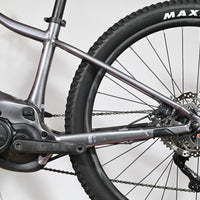Gros plan sur le cadre et la roue arrière du vélo électrique Loop Sports Giant Liv Vall E+2 gris métallisé