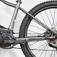 Gros plan sur le cadre et la roue arrière du vélo électrique Giant Liv Vall E+2 chez Loop Sports, couleur gris foncé.