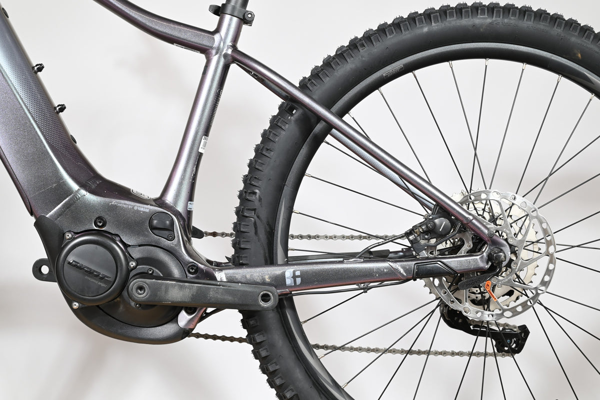 Gros plan sur le cadre et la roue arrière du vélo électrique Giant Liv Vall E+2 chez Loop Sports, couleur gris foncé.