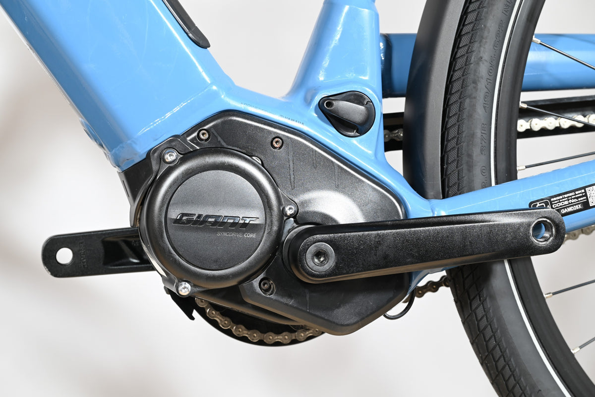 Moteur électrique Giant SyncDrive Core bleu sur vélo électrique Loop Sports Allure E+2