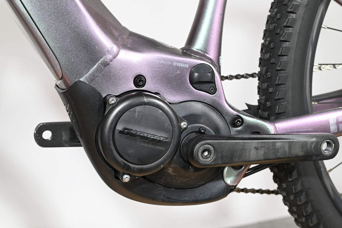 Moteur central Giant SyncDrive Sport sur cadre de vélo électrique Loop Sports violet irisé