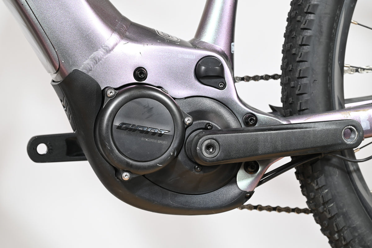 Moteur électrique Giant SyncDrive Sport sur cadre de vélo électrique Loop Sports violet irisé