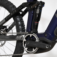 Gros plan sur le cadre bleu et l'amortisseur arrière RockShox du vélo électrique Haibike Allmtn 6 de Loop Sports