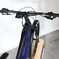 Vue plongeante du guidon et cadre bleu du vélo électrique Haibike Allmtn 6 chez Loop Sports avec écran Bosch