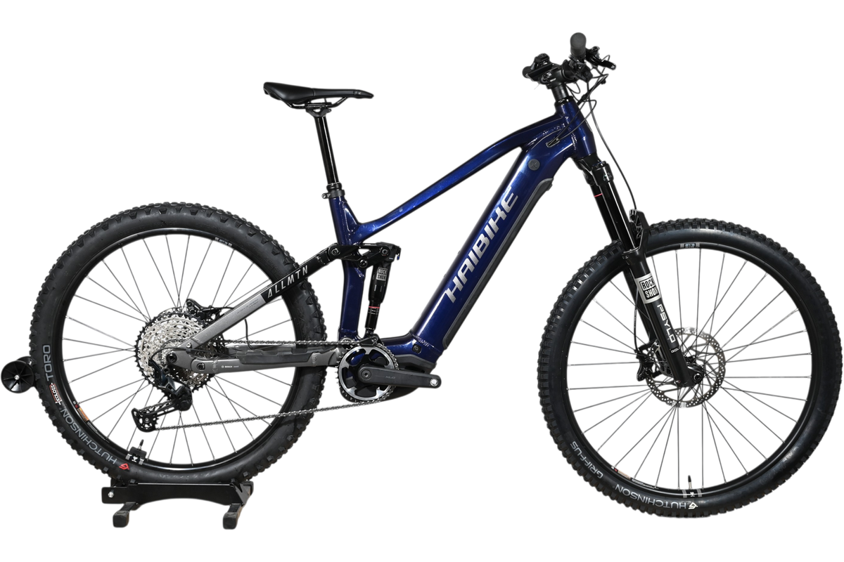VTT électrique Haibike Allmtn 6 bleu marine de Loop Sports avec suspension intégrale et pneus Hutchinson