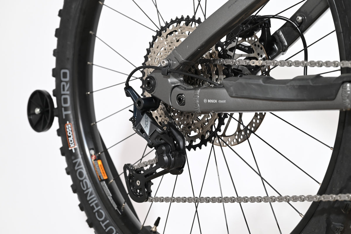 Gros plan sur le dérailleur arrière Shimano XT et la cassette d'un vélo électrique Loop Sports Haibike Allmtn 6