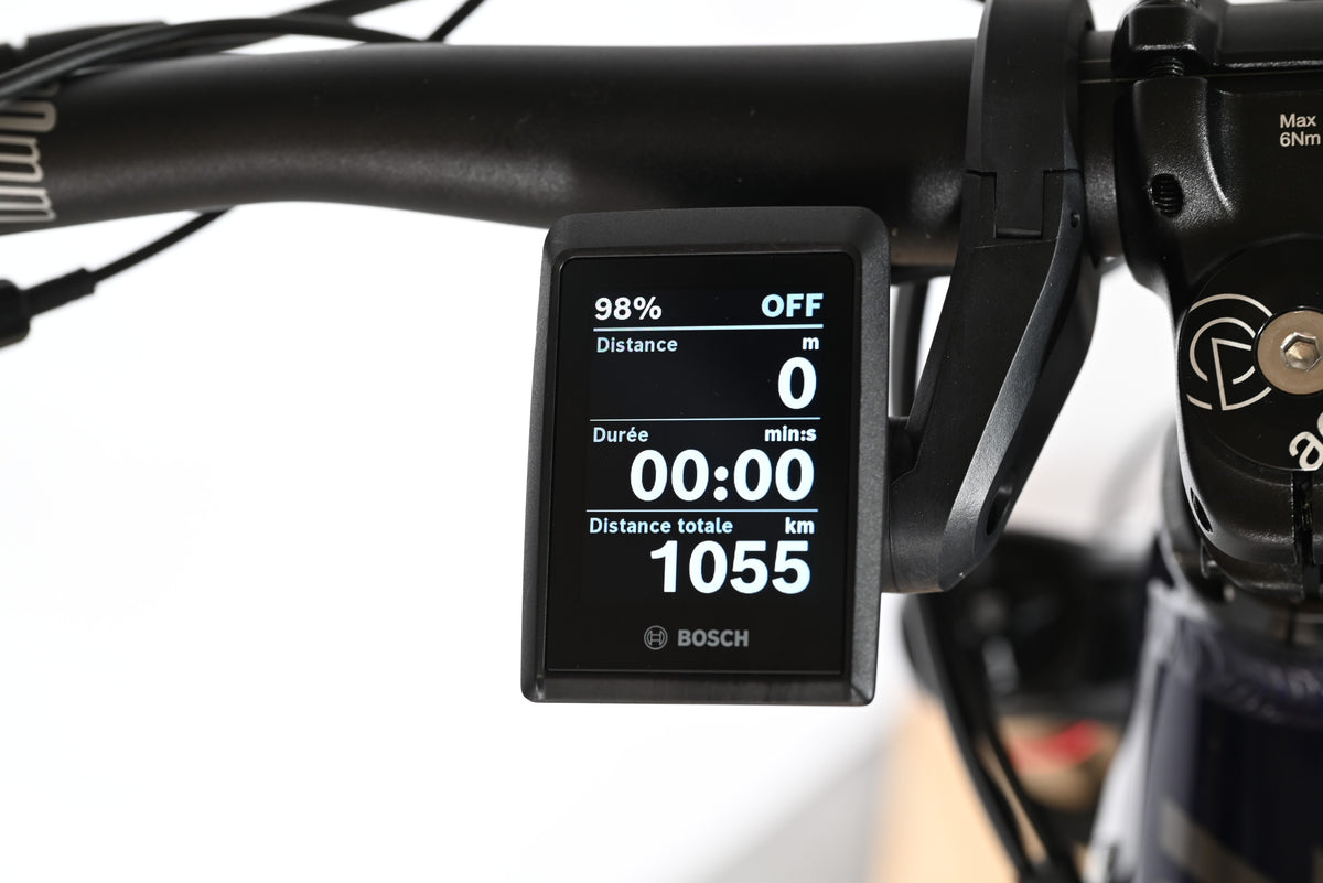 Écran de contrôle Bosch sur le guidon d'un vélo électrique Haibike Allmtn 6 chez Loop Sports affichant 1055 km