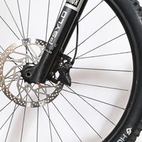 Gros plan sur la roue avant et la fourche RockShox Psylo d'un vélo électrique Haibike Allmtn 6 de Loop Sports