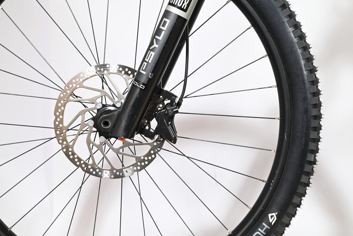 Gros plan sur la roue avant et la fourche RockShox Psylo d'un vélo électrique Haibike Allmtn 6 de Loop Sports
