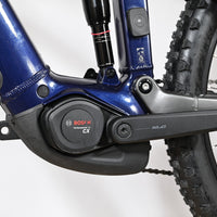 Gros plan sur le moteur Bosch Performance Line CX et l'amortisseur arrière du vélo électrique Loop Sports Haibike Allmtn 6