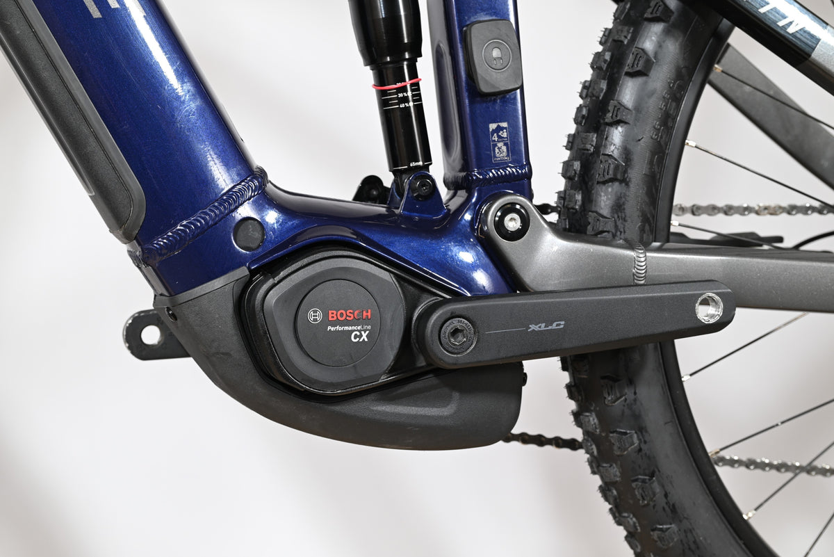 Gros plan sur le moteur Bosch Performance Line CX et l'amortisseur arrière du vélo électrique Loop Sports Haibike Allmtn 6