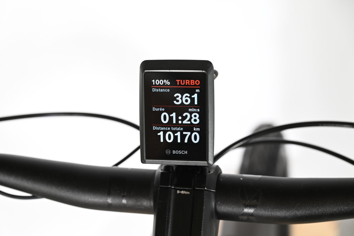Écran de vélo électrique Bosch sur le guidon du vélo Kalkhoff Endeavour 7.B Move+ de Loop Sports affichant 10170 km