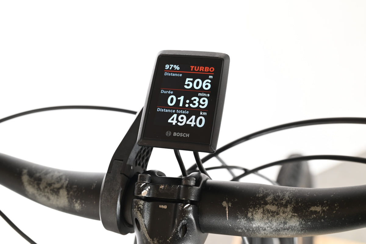 Écran Bosch Intuvia 100 sur guidon de vélo électrique Kalkhoff Endeavour 1.B Move Loop Sports affichant 4940 km
