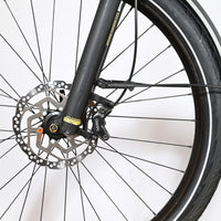 Gros plan sur la roue avant et le frein à disque hydraulique du vélo électrique Loop Sports Kalkhoff Endeavour 7.B