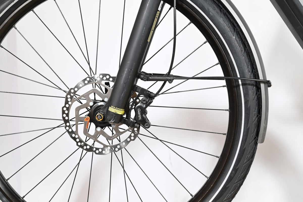 Gros plan sur la roue avant et le frein à disque hydraulique du vélo électrique Loop Sports Kalkhoff Endeavour 7.B