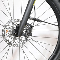 Gros plan sur le frein à disque hydraulique Shimano et la fourche avant du vélo électrique Loop Sports Kalkhoff Endeavour