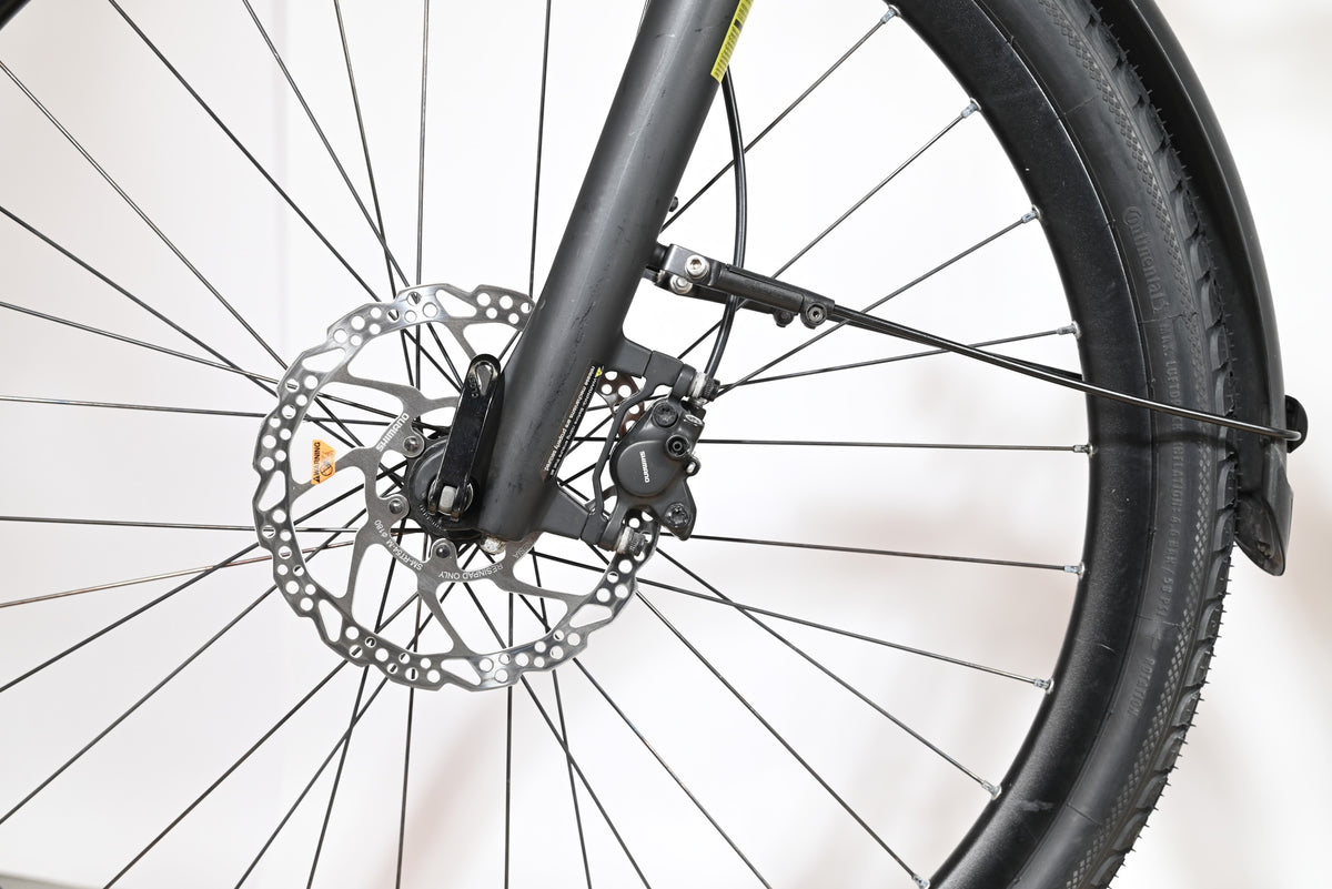 Gros plan sur le frein à disque hydraulique Shimano et la fourche avant du vélo électrique Loop Sports Kalkhoff Endeavour