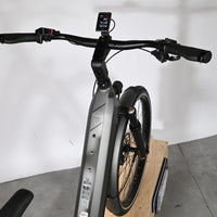 Vue rapprochée du guidon et de l'écran Bosch du vélo électrique Kalkhoff Endeavour 7.B Move+ chez Loop Sports