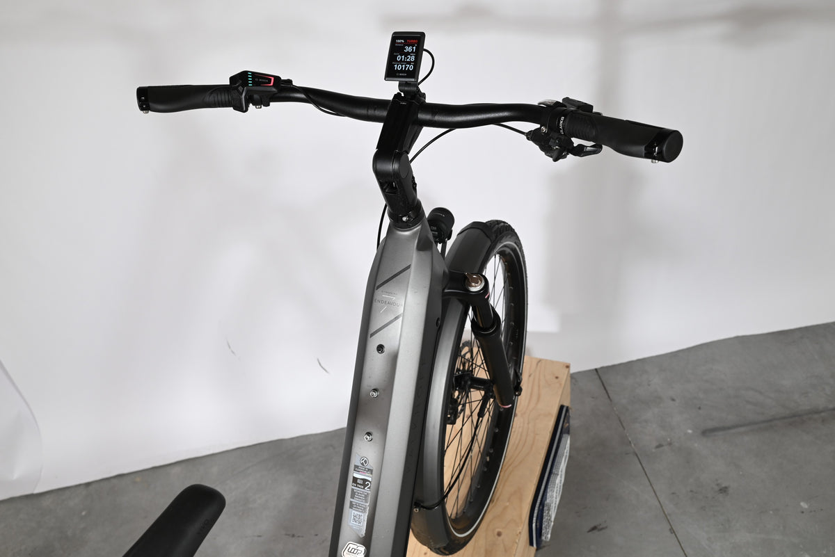 Vue rapprochée du guidon et de l'écran Bosch du vélo électrique Kalkhoff Endeavour 7.B Move+ chez Loop Sports