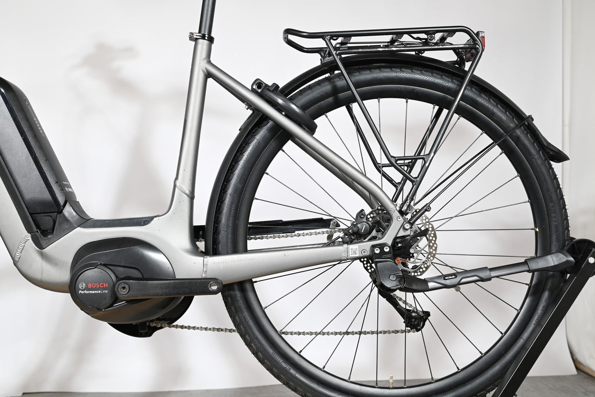 Gros plan sur la roue arrière et le moteur Bosch Performance Line du vélo électrique Kalkhoff Endeavour 1.B Move Loop Sports