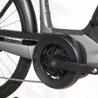 Gros plan sur le moteur et le pédalier du vélo électrique Kalkhoff Endeavour 1.B Move de Loop Sports