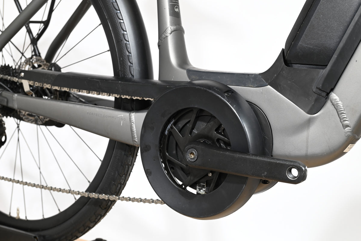 Gros plan sur le moteur et le pédalier du vélo électrique Kalkhoff Endeavour 1.B Move de Loop Sports