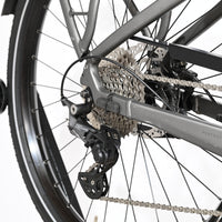 Gros plan sur la transmission Shimano Deore et la roue arrière du vélo électrique Loop Sports Kalkhoff Endeavour 7.B