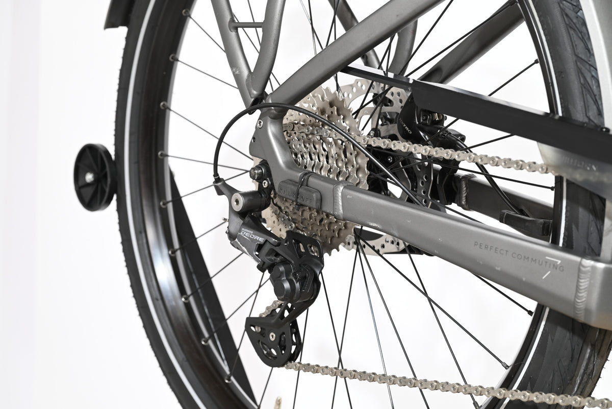 Gros plan sur la transmission Shimano Deore et la roue arrière du vélo électrique Loop Sports Kalkhoff Endeavour 7.B