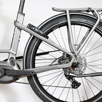 Gros plan sur la roue arrière et le moteur Bosch Performance Line CX du vélo électrique Kalkhoff Endeavour 7.B Move+ Loop Sports