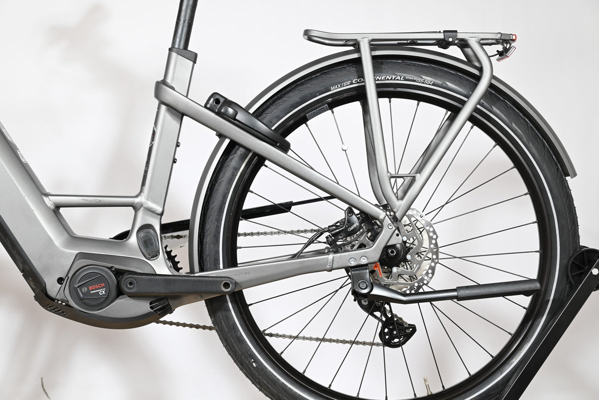 Gros plan sur la roue arrière et le moteur Bosch Performance Line CX du vélo électrique Kalkhoff Endeavour 7.B Move+ Loop Sports