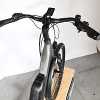 Vue de dessus du guidon et du cadre gris du vélo électrique Kalkhoff Endeavour 1.B Move chez Loop Sports