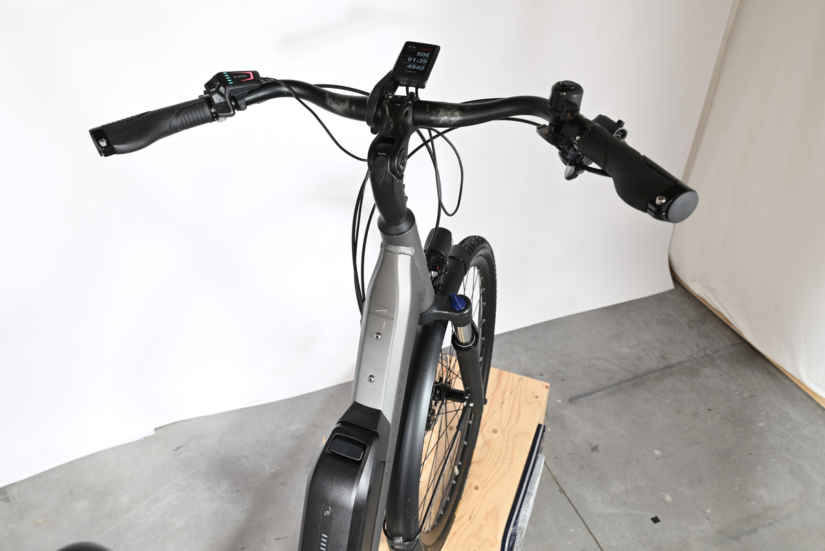 Vue de dessus du guidon et du cadre gris du vélo électrique Kalkhoff Endeavour 1.B Move chez Loop Sports