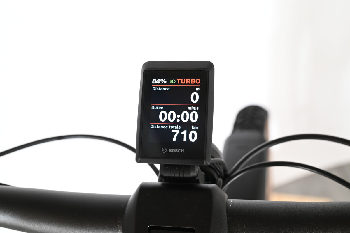 Écran de contrôle Bosch Kiox 300 sur le guidon du vélo électrique Kalkhoff Entice 5+ Advance de Loop Sports