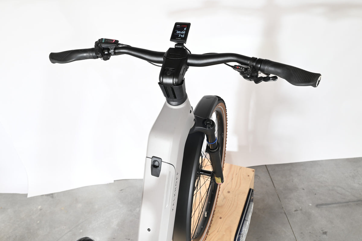 Vue rapprochée du guidon et de l'écran Bosch d'un vélo électrique Kalkhoff Entice 5+ Advance chez Loop Sports