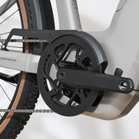 Gros plan sur le pédalier et le carter de chaîne noir du vélo électrique Kalkhoff Entice 5+ Advance de Loop Sports
