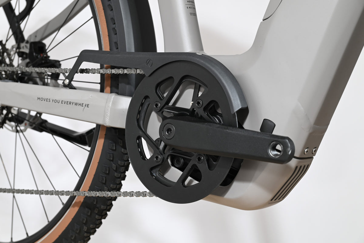 Gros plan sur le pédalier et le carter de chaîne noir du vélo électrique Kalkhoff Entice 5+ Advance de Loop Sports