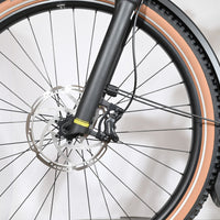 Gros plan sur la roue avant du vélo électrique Kalkhoff Entice 5+ Advance de Loop Sports avec pneu à flanc beige