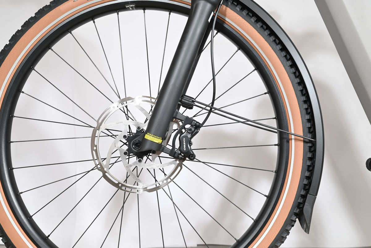Gros plan sur la roue avant du vélo électrique Kalkhoff Entice 5+ Advance de Loop Sports avec pneu à flanc beige