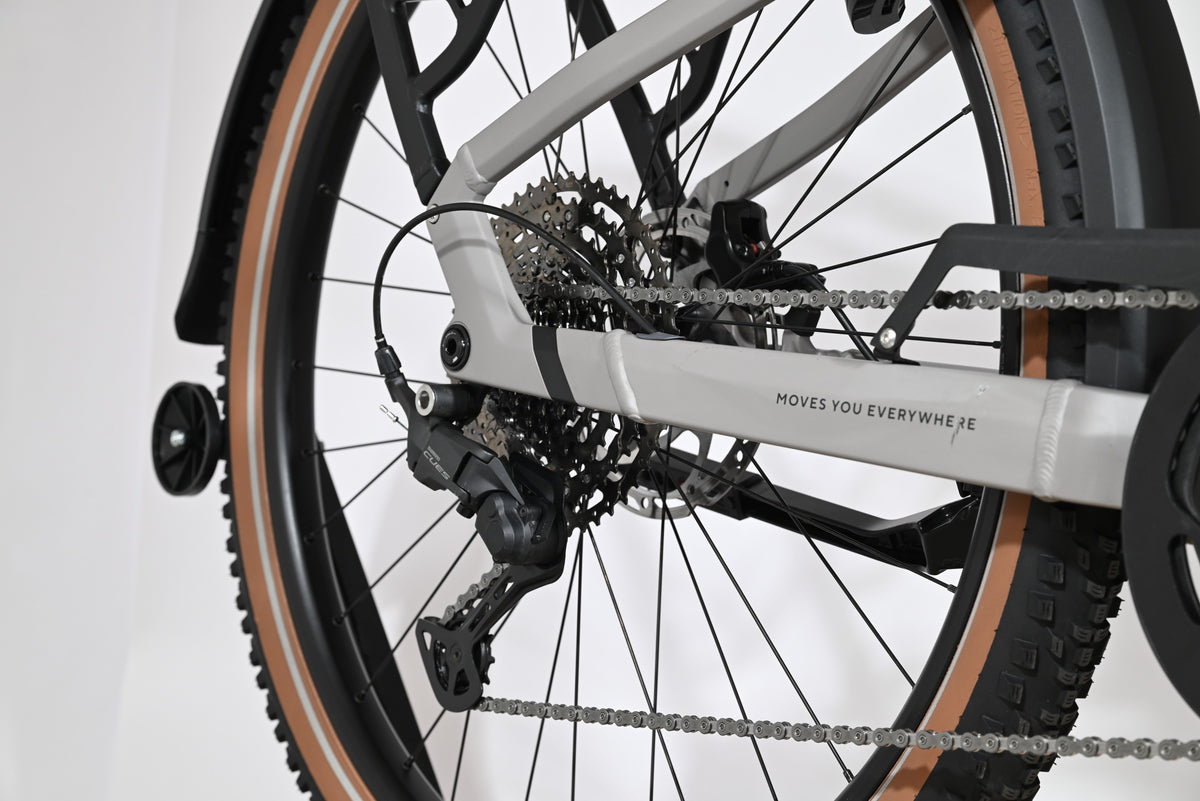 Gros plan sur la transmission et la roue arrière du vélo électrique Kalkhoff Entice 5+ Advance de Loop Sports
