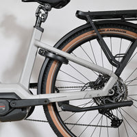 Gros plan sur le cadre gris et la roue arrière du vélo électrique Kalkhoff Entice 5+ Advance chez Loop Sports