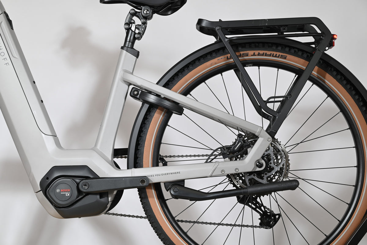 Gros plan sur le cadre gris et la roue arrière du vélo électrique Kalkhoff Entice 5+ Advance chez Loop Sports
