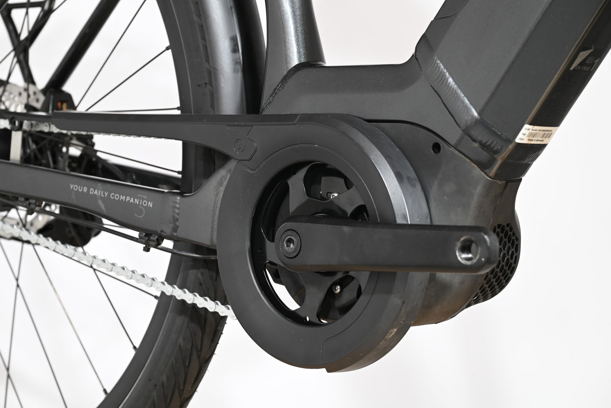Gros plan sur le pédalier et le moteur électrique noir du vélo Kalkhoff Image 3.B Move de Loop Sports