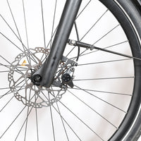 Gros plan sur le frein à disque hydraulique Magura et la roue avant du vélo électrique Loop Sports Kalkhoff Image 3.B