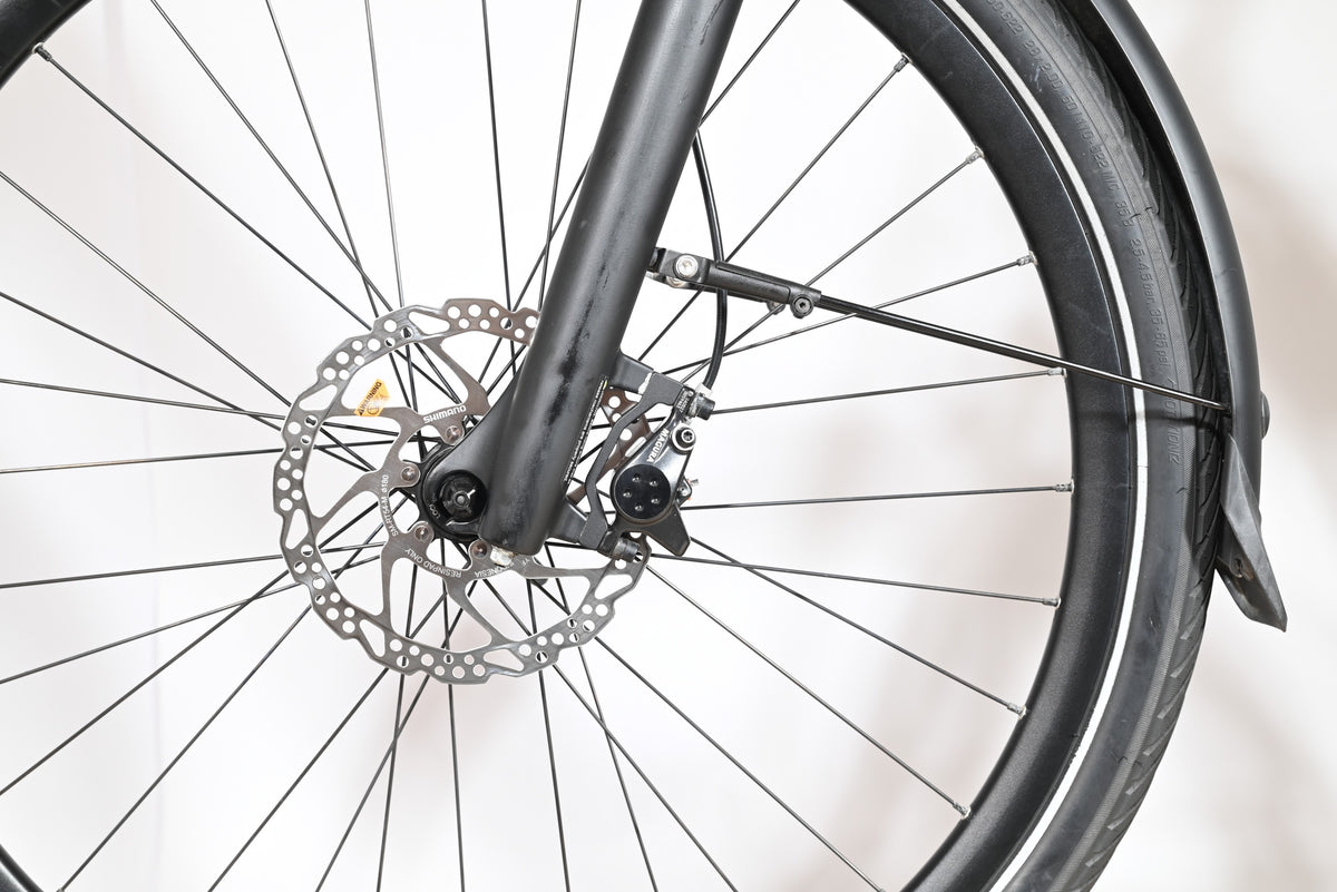 Gros plan sur le frein à disque hydraulique Magura et la roue avant du vélo électrique Loop Sports Kalkhoff Image 3.B